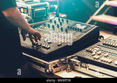 Professionelle Bühne Sound Mixer closeup an Toningenieur hand mit Audio mix Schieberegler während Konzert perfomance arbeiten Stockfoto