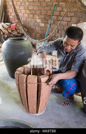 Kambodscha craftman, Lehm Wasser Töpfe; Borei Angkor, Kambodscha Asien Stockfoto