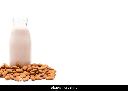 Frisch gemachte Mandelmilch - eine Alternative zu den traditionellen Kuh Milch Stockfoto