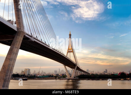 Die große Seilbrücke name Bhumibol Brücke, Big River auf die Stadt bei Sonnenuntergang in Bangkok, Thailand. Stockfoto