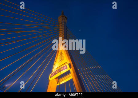 Leiter der Große Seilbrücke name Bhumibol Brücke, Big River auf die Stadt bei Sonnenuntergang in Bangkok, Thailand. Stockfoto