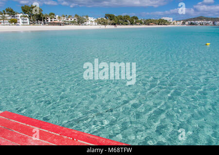 Badewasser vor Alcudia, Mallorca, Spanien Stockfoto