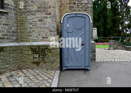 Tragbare Toilette oder mobile Toilette auf der Straße und Wand Hintergrund. Stockfoto