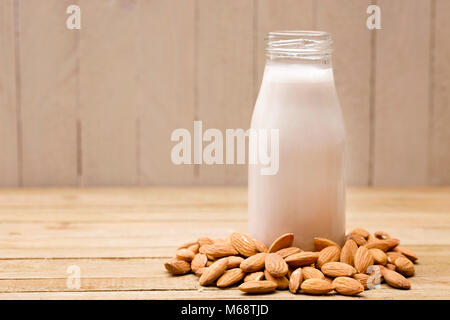 Frisch gemachte Mandelmilch - eine Alternative zu den traditionellen Kuh Milch Stockfoto