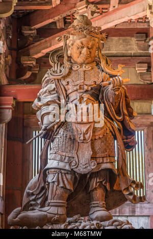 Hölzerne Statue der Komokuten Guardian (Deva King) Eine der himmlischen Wächter der vier Richtungen Daibutsu-den (Großen Buddha Halle) bei Nara Todai-ji Stockfoto