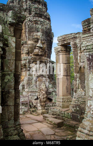 Sculpted Gesichter in die Wände und Türme von Angkor Wat, Kambodscha. Stockfoto