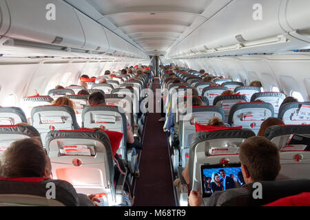 Wien, ÖSTERREICH - September 02, 2017: Passagierkabine im Flug mit Menschen, Mann, einen Film auf einem Laptop. Stockfoto