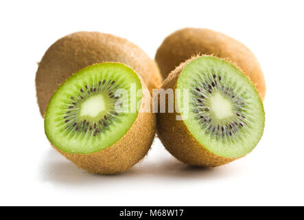 Halbierte Kiwi auf weißem Hintergrund. Stockfoto