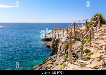 Gehweg zu schönen Porto Limnionas Strand. Insel Zakynthos, Griechenland Stockfoto