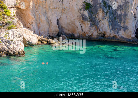 Menschen Schwimmen im kristallklaren Wasser. Porto Limnionas Strand auf der Insel Zakynthos. Griechenland. Stockfoto