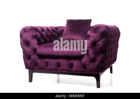 Retro Stil Sessel, alten Stil dark purple Vintage Sessel auf weißem Hintergrund. Stockfoto