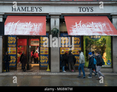 Im Anschluss an die Nachrichten von zwei High Street Einzelhändler vor dem Aus, Es gibt Ängste für andere. Eine Ansicht der spielwarenhändler Hamleys in Regents Street in Stockfoto