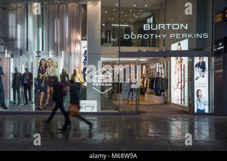 Im Anschluss an die Nachrichten von zwei High Street Einzelhändler vor dem Aus, Es gibt Ängste für andere. Ein Blick auf die Einzelhändler Burton und Dorothy Perkins in Ox Stockfoto