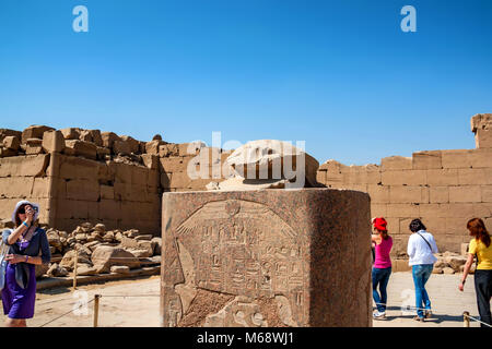 LUXOR, ÄGYPTEN - 17. FEBRUAR 2010: skarabäus Denkmal in Karnak Tempel in Ägypten. Stockfoto