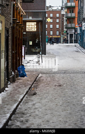 Ansicht im Temple Bar im Schnee nach Sturm Emma und Tier aus dem Osten. Dublin/Irland. 03/02/2018 Stockfoto