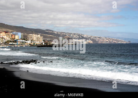 Blick auf das Meer vom schwarzen Lavastrand Stockfoto