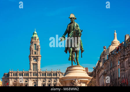 Marktplatz in Porto, Portugal mit Statue und Rathaus Stockfoto