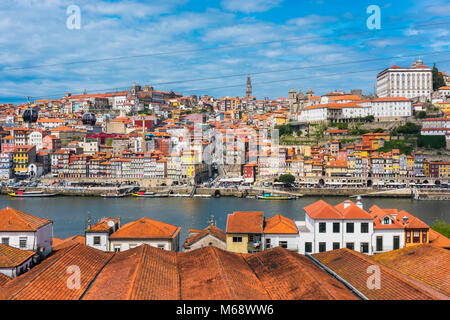 Blick auf Porto Portugal aus über den Fluss Douro in Vila Nova de Gaia Stockfoto