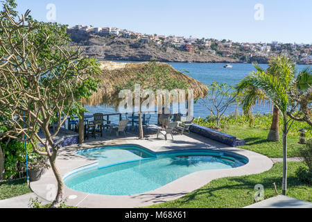 Idyllischer Blick Bahia San Carlos vom Guesthouse mit Juwel wie Pool & palapa Schattenspender für die Auf der Suche am blauen Wasser & gated community über Bay Stockfoto