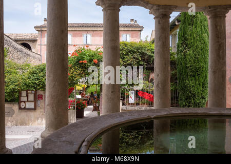 Die neo-klassischen Waschhaus Brunnen Grignan Nyons Drôme Auvergne-Rh ône-Alpes Frankreich Stockfoto