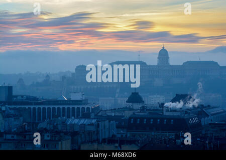 Königliches Schloss in Nebel bei Sonnenuntergang, Budapest Stockfoto