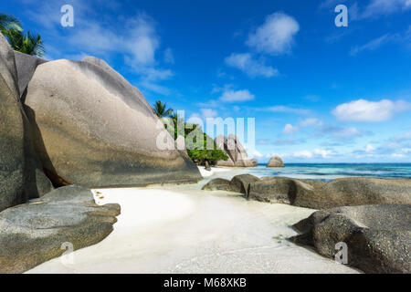 Unglaublich malerische Paradise Beach. Granitfelsen, weißer Sand, Palmen, türkisfarbenes Wasser am tropischen Strand Anse Source D'Argent, La Dique, Seychellen Stockfoto