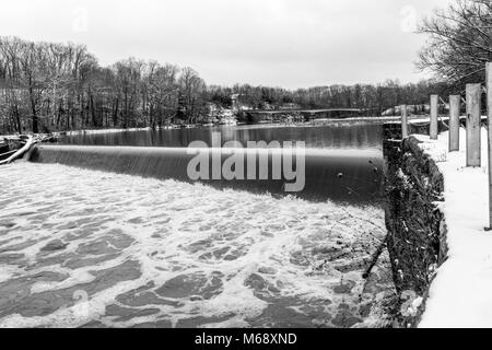 Die Harpersfield überdachte Brücke und Damm auf dem Grand River im Nordosten von Ohio. Stockfoto