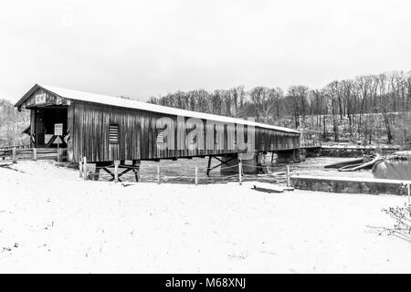 Die Harpersfield überdachte Brücke und Damm auf dem Grand River im Nordosten von Ohio. Stockfoto