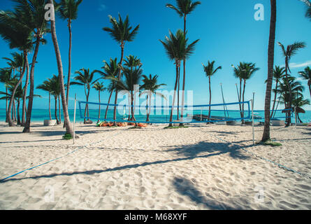 Volleyballnetz am tropischen Strand, karibische Meer. Stockfoto