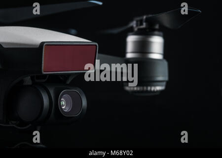 Varna, Bulgarien - 14. Februar 2018: Flying drone quadcopter Dji Spark ist mini Drone, verfügt über alle dji Signatur Technologien, die auf Bl isoliert Stockfoto