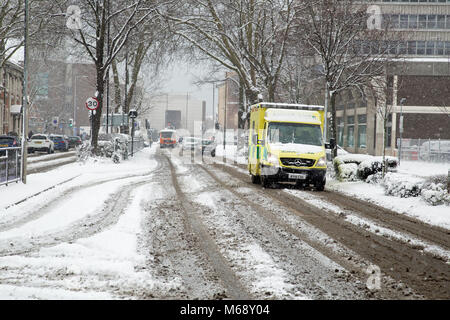 Southend On Sea, Essex, England, 27. Februar 2018, ein Krankenwagen nimmt seinen Weg durch Victoria Avenue bei strengem Wetter. Stockfoto