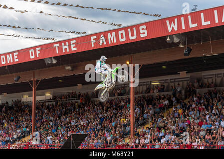 Globale FMX professionelle Freestyle Motocross Team startet ab Rampe während einer Show im 90. Williams Lake Stampede. Stockfoto