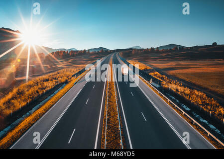 Fahren auf offener Straße im schönen sonnigen Tag. Luftaufnahme Stockfoto