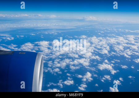 Über den Wolken. Blick aus dem Flugzeug. Stockfoto