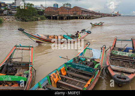 Yangon, Myanmar - 26. September 2016: Traditionelle River Taxi Fähren in Yangon, Myanmar Stockfoto