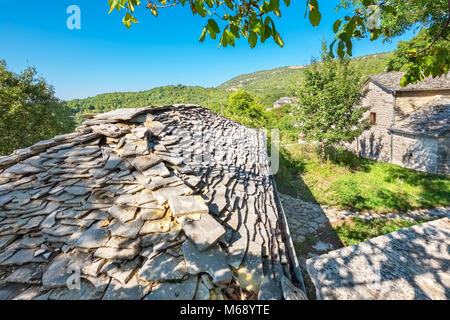 Stein Dächer und Häuser in Monodendri, einem der Dörfer der Zagoria. Epirus, Griechenland Stockfoto