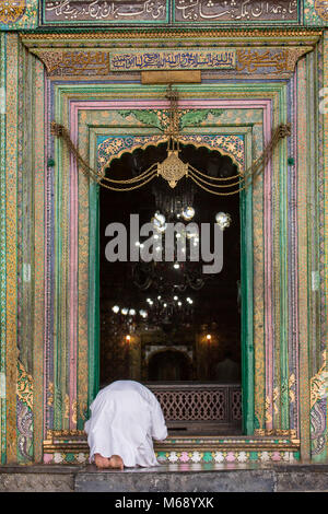 Srinagar, Indien - 15. Juni 2017: Unbekannter muslimischen Mann beten am Eingang der Khanqah-e-Moula alten Moschee in der Altstadt von Srinagar, Jammu und Stockfoto