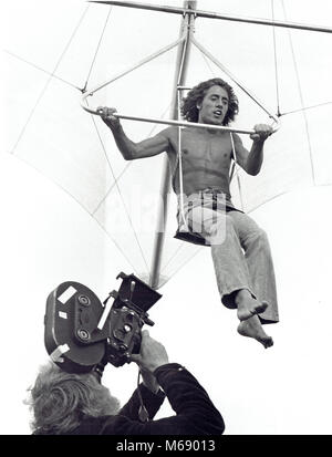 Ken Russell nimmt die Kamera filmen Roger Daltrey in Tommy auf der Marlborough Downs 1974 Stockfoto