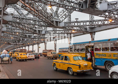 Kolkata, Indien - April 6, 2017: Verkehr auf der Howrah Bridge in Kalkutta, West Bengal, Indien Stockfoto