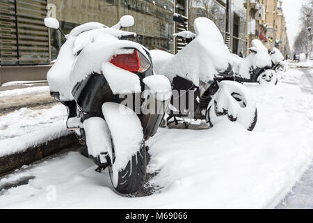 Schnee Scooter und Motorräder parken im Freien in den Straßen von Paris. Stockfoto