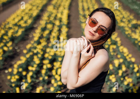 Schönheit junge Frau im Kleid mit Tulpen Stockfoto