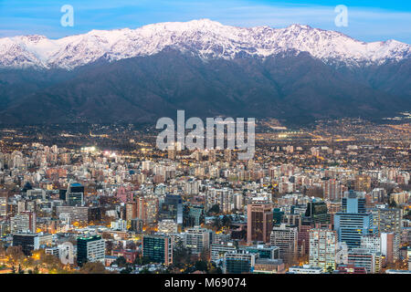 Panoramablick auf Providencia Bezirk mit Los Andes Mountain Range in der Rückseite, Santiago de Chile Stockfoto