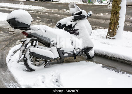 Ein Schnee Scooter draußen in den Straßen von Paris an einem Wintertag geparkt. Stockfoto