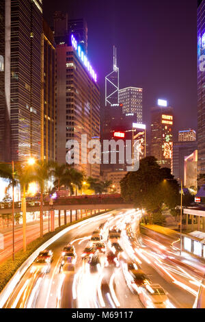 Hong Kong, Wan Chai, China - Verkehr in der Gloucester Road in der Nacht. Stockfoto