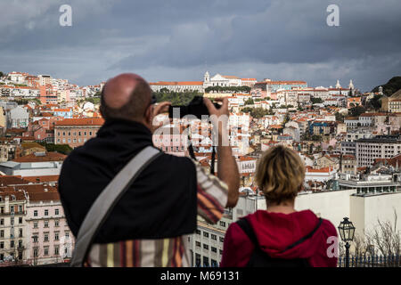 Touristen nehmen Bilder an einem Aussichtspunkt in Lissabon, Portugal. Stockfoto