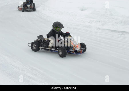 Kovrov, Russland. 27. Februar 2016. Winter Go-kart Wettbewerbe im Sportkomplex Motodrom Stockfoto