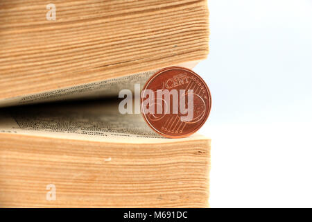 Fünf Euro Cent coinbetween Seiten eines alten Buches, Bild Stockfoto