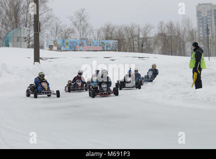 Kovrov, Russland. 27. Februar 2016. Winter Go-kart Wettbewerbe im Sportkomplex Motodrom Stockfoto