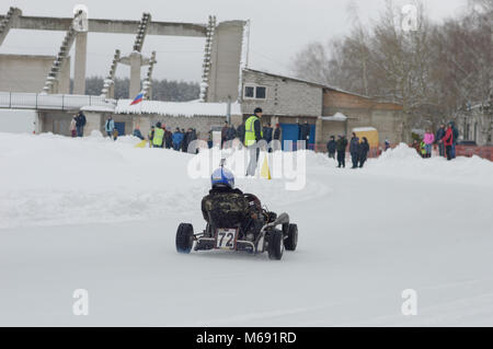 Kovrov, Russland. 27. Februar 2016. Winter Go-kart Wettbewerbe im Sportkomplex Motodrom Stockfoto
