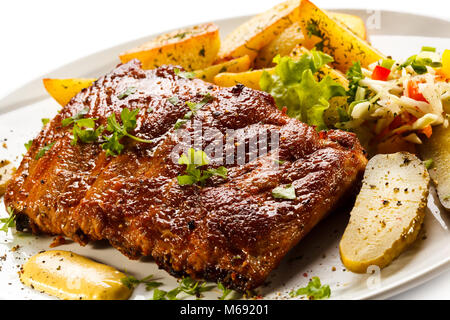 Leckere gegrillte Rippchen mit Gemüse Stockfoto